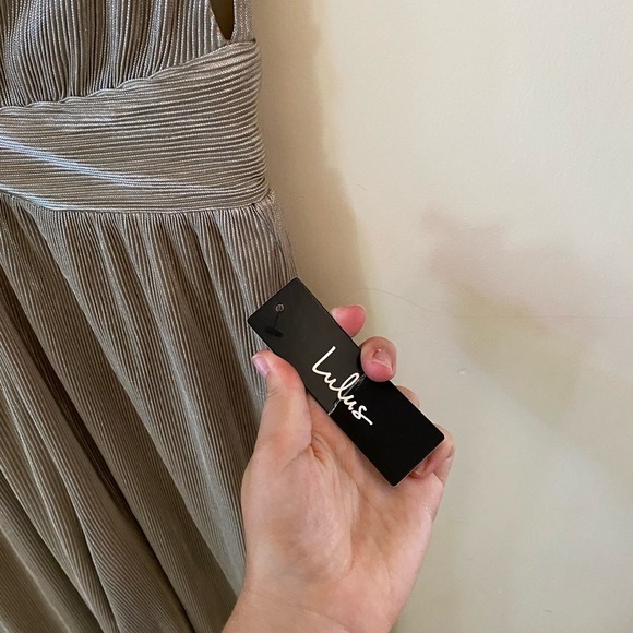 Lulus Turn Up Silver Metallic Pleated V-Neck Culotte Jumpsuit Size S NWT - Picture 6 of 11